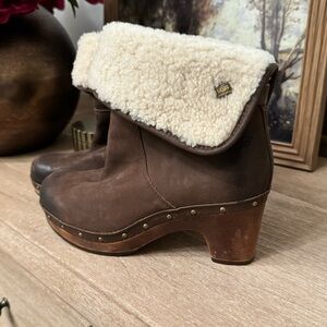 UGG Lynnea 3207 Clog Booties in Chocolate Brown - Size 6